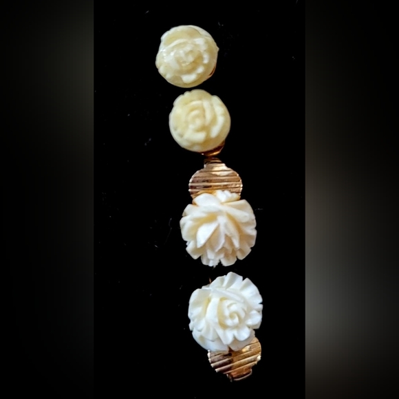 VINTAGE WHITE CELLULOID ROSE BROOCH & 2 PAIR EARRINGS - Picture 3 of 6